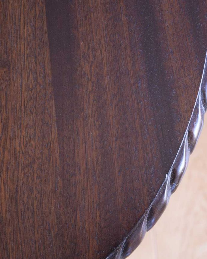 アンティークのテーブル　アンティーク家具　キレイなマホガニー材のネストテーブル、３つのテーブルがセットになったアンティーク家具。天板も修復したのでキレイです修復の時、古い塗装を剥離して再塗装してあるので天板もピカピカです。(k-2600-f)