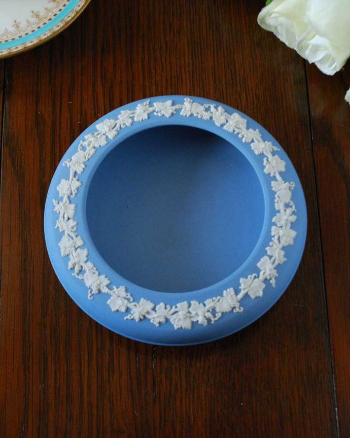 アンティーク 陶磁器の雑貨　アンティーク雑貨　リースデザインが可愛い、アンティークのジャスパーウェアトレイ（ブルー）。上から見るとこんな感じですアンティークのため、多少の欠け・傷がある場合がありますが、使用上問題はありませんので、ご了承下さい。(k-2600-z)