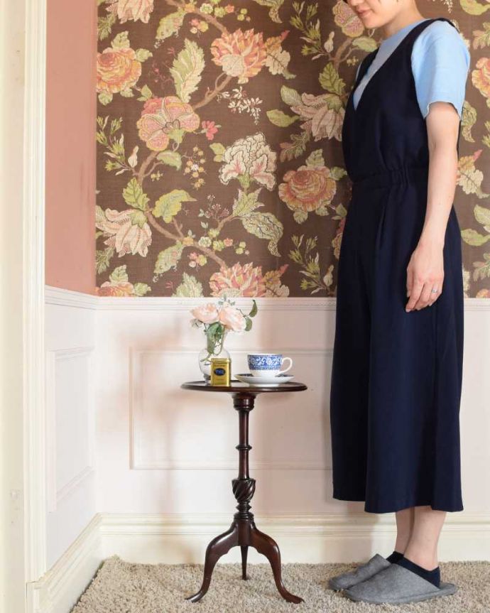 アンティークのテーブル　アンティーク家具　英国アンティーク家具、コンパクトなサイズのワインテーブル。移動もラクラク！どこでも使える小さなテーブル持ち運び便利なワインテーブル。(k-2601-f)