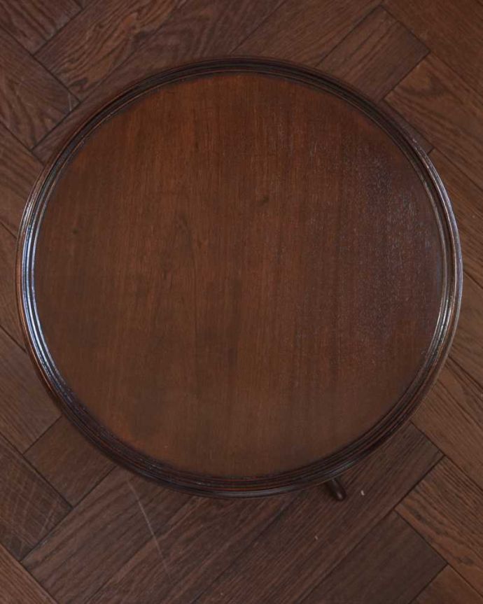 アンティークのテーブル　アンティーク家具　英国アンティーク家具、コンパクトなサイズのワインテーブル。天板を上から見ると･･･天板はこんな感じで、ちょっとしたものを乗せて使うのに便利なサイズです。(k-2601-f)