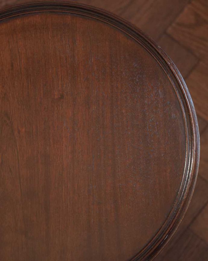 アンティークのテーブル　アンティーク家具　英国アンティーク家具、コンパクトなサイズのワインテーブル。近づいて見てみると･･･天板の周りもアンティークらしく美しいデザイン。(k-2601-f)