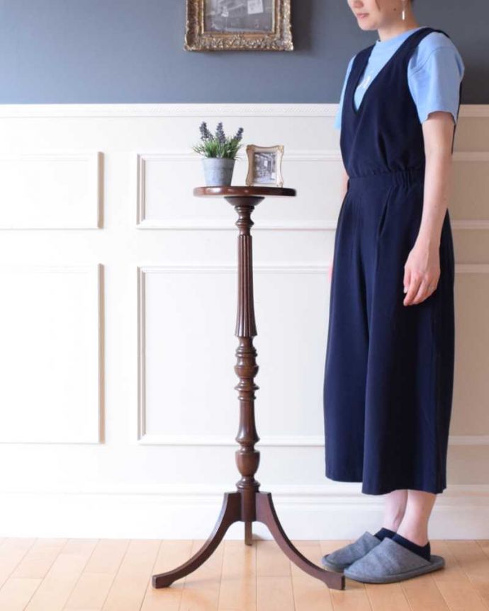 プランツスタンド・ケーキスタンド　アンティーク家具　高級感のあるアンティークプランツスタンド、１本脚が美しい花台。スラッと背が高く美しいプランツスタンドアンティーク家具の中でもさらに贅沢なアンティーク。(k-2602-f)