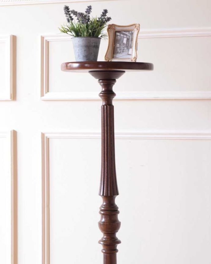 プランツスタンド・ケーキスタンド　アンティーク家具　高級感のあるアンティークプランツスタンド、１本脚が美しい花台。小さくてもアンティークの気品タップリ美しい立ち姿は堂々として品格たっぷり。(k-2602-f)