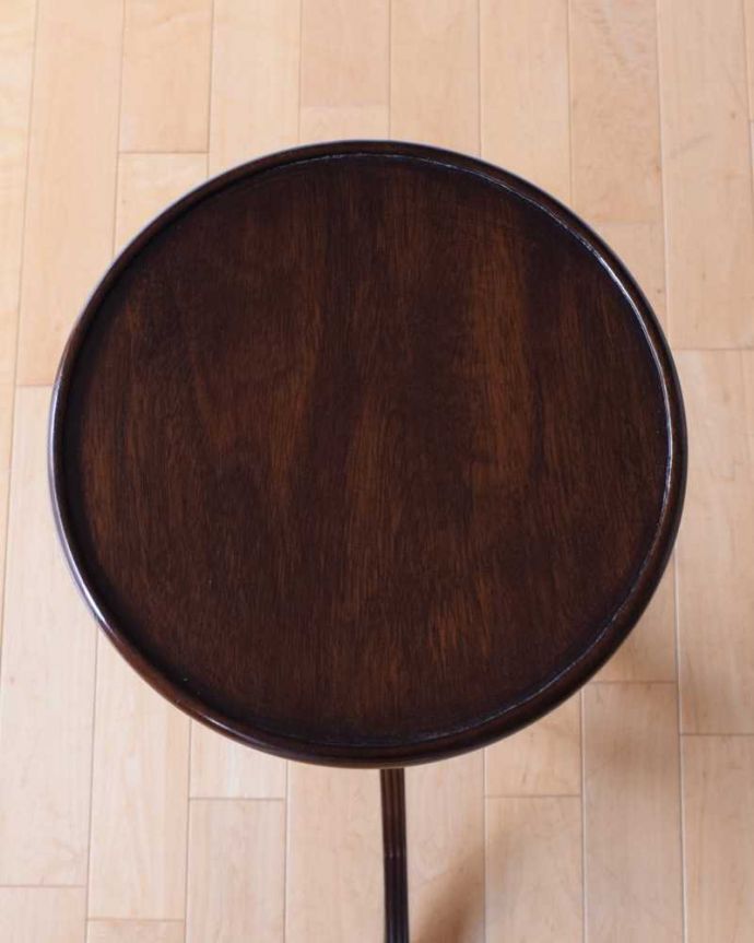 プランツスタンド・ケーキスタンド　アンティーク家具　高級感のあるアンティークプランツスタンド、１本脚が美しい花台。上から見ると･･･天板の形はこんな感じです。(k-2602-f)