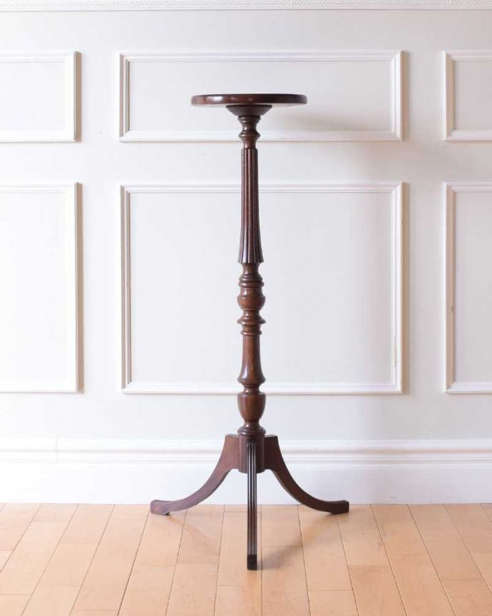 プランツスタンド・ケーキスタンド　アンティーク家具　高級感のあるアンティークプランツスタンド、１本脚が美しい花台。横から見てもステキ角度を変えてみてみると、こんな感じです。(k-2602-f)