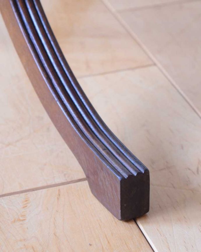 プランツスタンド・ケーキスタンド　アンティーク家具　高級感のあるアンティークプランツスタンド、１本脚が美しい花台。持ち上げなくても移動できますHandleのアンティーク家具の脚の裏にはフェルトキーパーをお付けしているので、床を滑らせてラクに移動できます。(k-2602-f)