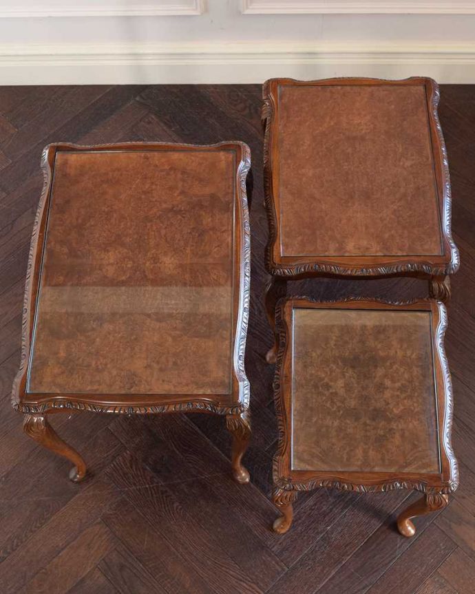 アンティークのテーブル　アンティーク家具　優雅な英国のアンティーク家具、ガラス付き天板のコーヒーテーブル（ネストテーブル）。3つを並べて上から見てみましょう大中小3つを並べてみると、こんな感じです。(k-2603-f)