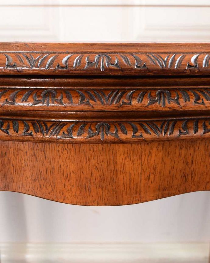 アンティークのテーブル　アンティーク家具　優雅な英国のアンティーク家具、ガラス付き天板のコーヒーテーブル（ネストテーブル）。いろんな場所にこだわり彫のデザインもいろいろです。(k-2603-f)