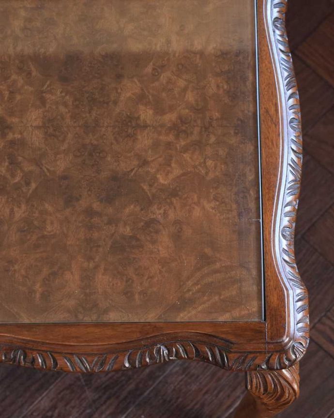 アンティークのテーブル　アンティーク家具　優雅な英国のアンティーク家具、ガラス付き天板のコーヒーテーブル（ネストテーブル）。天板も修復したのでキレイです修復の時、古い塗装を剥離して再塗装してあるので天板もピカピカです。(k-2603-f)