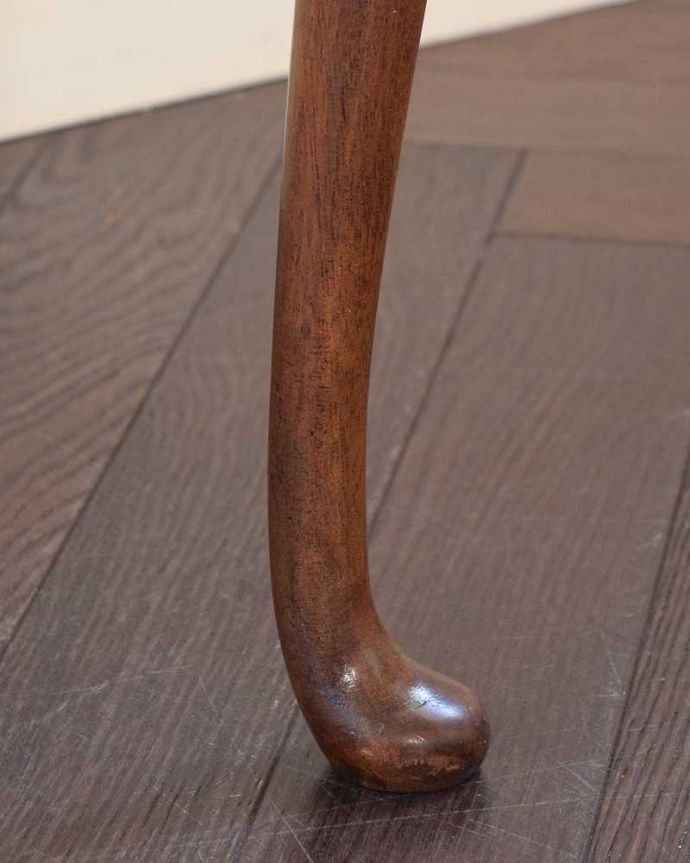 アンティークのテーブル　アンティーク家具　優雅な英国のアンティーク家具、ガラス付き天板のコーヒーテーブル（ネストテーブル）。持ち上げなくても移動できます！Handleのアンティークは、脚の裏にフェルトキーパーをお付けしていますので、床を滑らせてれば移動が簡単です。(k-2603-f)