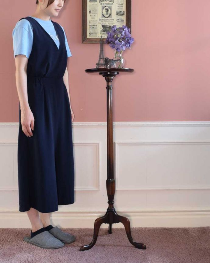 プランツスタンド・ケーキスタンド　アンティーク家具　英国で見つけたアンティーク家具、トライポットのきれいなプランツスタンド（花台） 。スラッと背が高く美しいプランツスタンドアンティーク家具の中でもさらに贅沢なアンティーク。(k-2604-f)