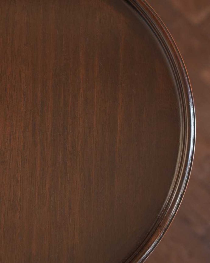 プランツスタンド・ケーキスタンド　アンティーク家具　英国で見つけたアンティーク家具、トライポットのきれいなプランツスタンド（花台） 。近づいてみると…木目もキレイな天板。(k-2604-f)