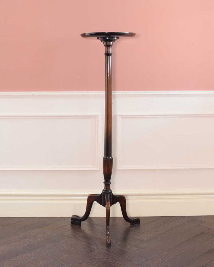 プランツスタンド・ケーキスタンド　アンティーク家具　英国で見つけたアンティーク家具、トライポットのきれいなプランツスタンド（花台） 。横から見てもステキ角度を変えてみてみると、こんな感じです。(k-2604-f)