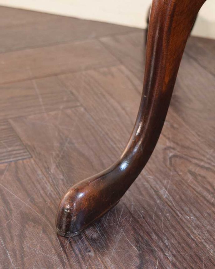 プランツスタンド・ケーキスタンド　アンティーク家具　英国で見つけたアンティーク家具、トライポットのきれいなプランツスタンド（花台） 。持ち上げなくても移動できますHandleのアンティーク家具の脚の裏にはフェルトキーパーをお付けしているので、床を滑らせてラクに移動できます。(k-2604-f)