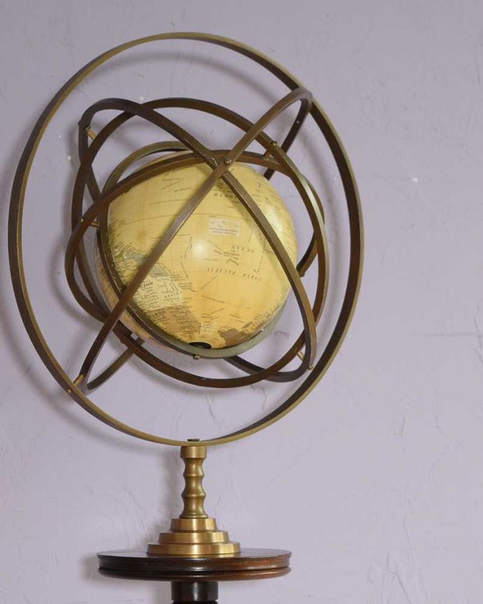めずらしい家具　アンティーク家具　イギリスで見つけたアンティークグローブ、置くだけで絵になる天球儀。カッコいい天球儀置いてあるだけでみんなが気になるデザイン。(k-2605-f)