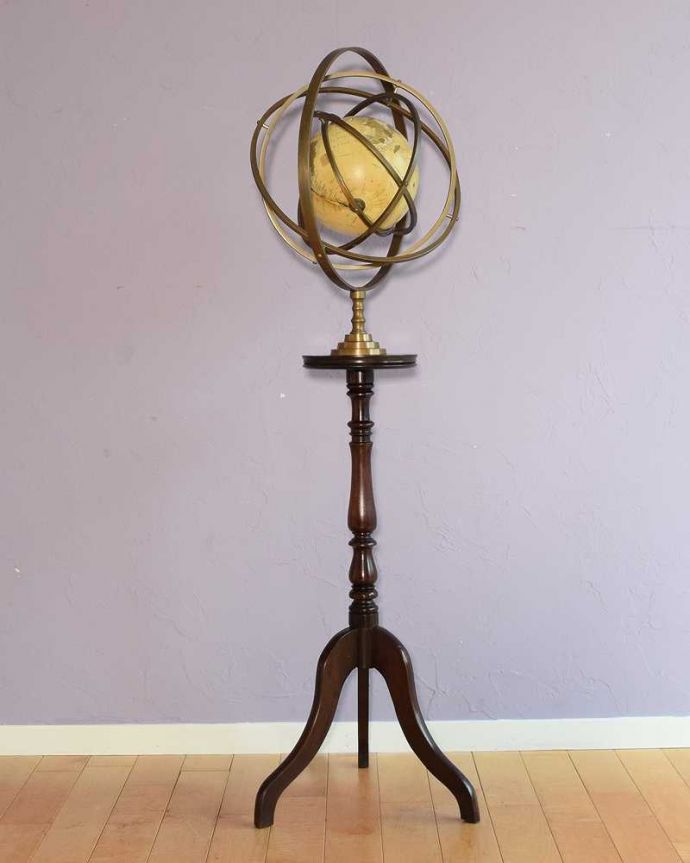 めずらしい家具　アンティーク家具　イギリスで見つけたアンティークグローブ、置くだけで絵になる天球儀。しっかり修復しました！アンティークは新品ではないので、もちろん経年変化によるキズはありますが、専門の職人がしっかり修復してあるのでキレイです。(k-2605-f)