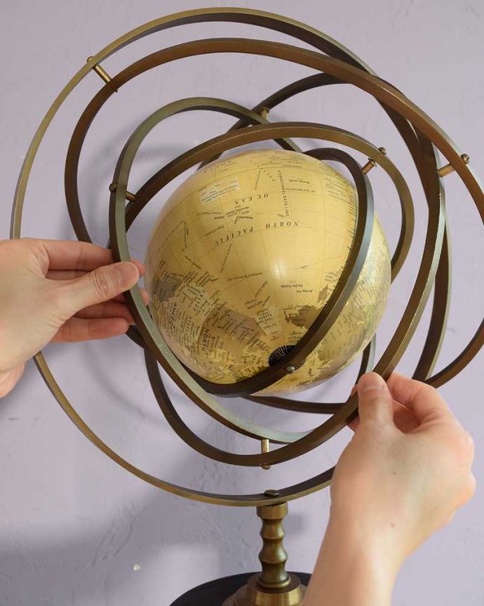 めずらしい家具　アンティーク家具　イギリスで見つけたアンティークグローブ、置くだけで絵になる天球儀。大きさはコレくらい地球の周りの輪はくるくる回すことが出来ます。(k-2605-f)