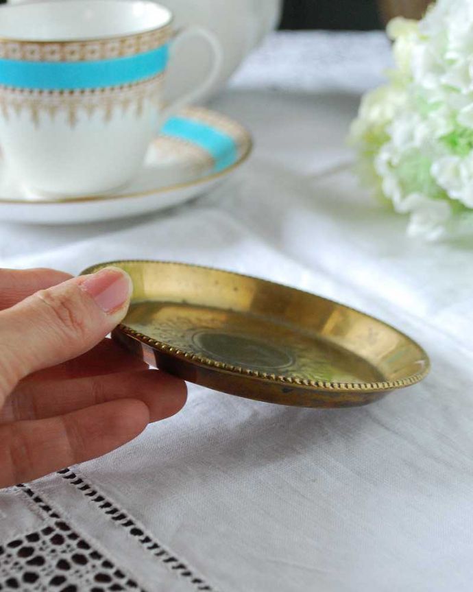アンティーク 真鍮の雑貨 アンティーク雑貨 英国からのアンティーク雑貨、真鍮の丸いプレート(トレイ)。デスクや、玄関にあるだけでお洒落です。(k-2605-z)