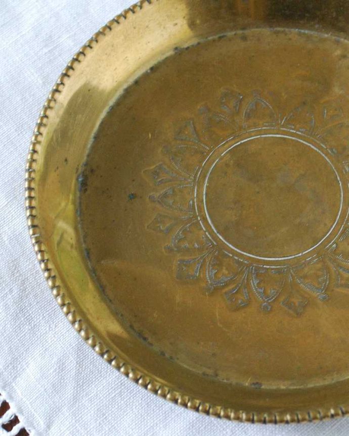 アンティーク 真鍮の雑貨 アンティーク雑貨 英国からのアンティーク雑貨、真鍮の丸いプレート(トレイ)。本物の真鍮製なので、使っていくごとに味わい深い色合いに変化していきます。(k-2605-z)
