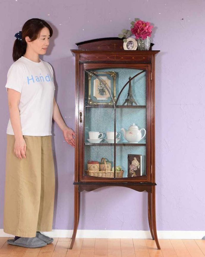 アンティークのキャビネット　アンティーク家具　華奢な脚が美しい英国アンティーク家具、クラシックなガラスキャビネット。眺めているだけで幸せ･･･芸術的に美しいディスプレイキャビネットは、置くだけで周りの空気を変えてくれます。(k-2606-f)