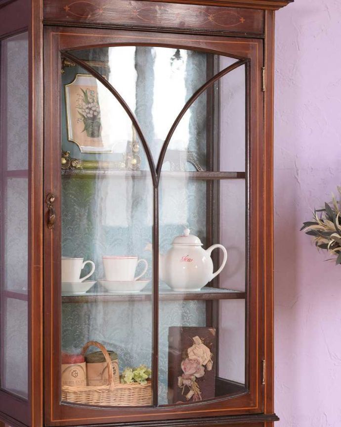 アンティークのキャビネット　アンティーク家具　華奢な脚が美しい英国アンティーク家具、クラシックなガラスキャビネット。扉に描かれた模様の美しさアンティークのガラスを通して中に入っているものを見ると、なんだかちょっと高級に見えるんです。(k-2606-f)