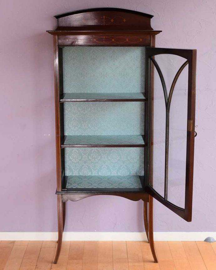アンティークのキャビネット　アンティーク家具　華奢な脚が美しい英国アンティーク家具、クラシックなガラスキャビネット。扉を開けてみると･･･棚板と背板に貼ってあるクロスは修復の時、新しいものに張り替えました。(k-2606-f)