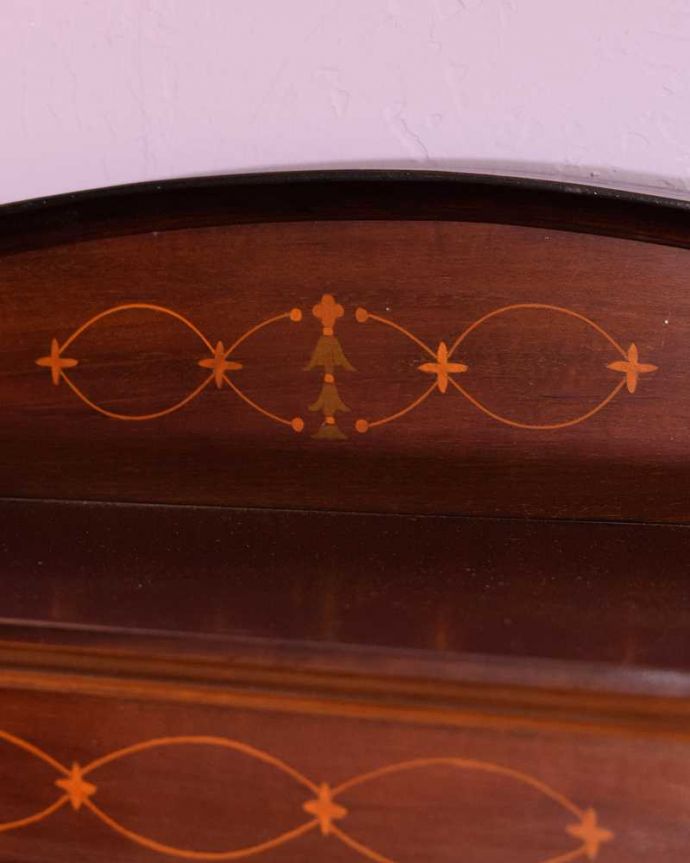 アンティークのキャビネット　アンティーク家具　華奢な脚が美しい英国アンティーク家具、クラシックなガラスキャビネット。職人技が光っています。(k-2606-f)