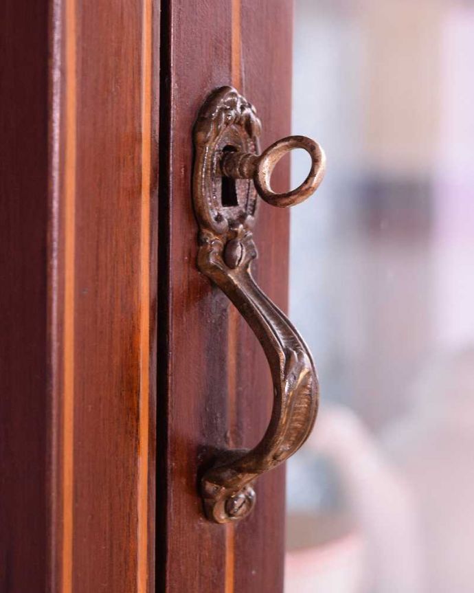 アンティークのキャビネット　アンティーク家具　華奢な脚が美しい英国アンティーク家具、クラシックなガラスキャビネット。開ける度にワクワク取っ手もアンティークらしいデザイン。(k-2606-f)