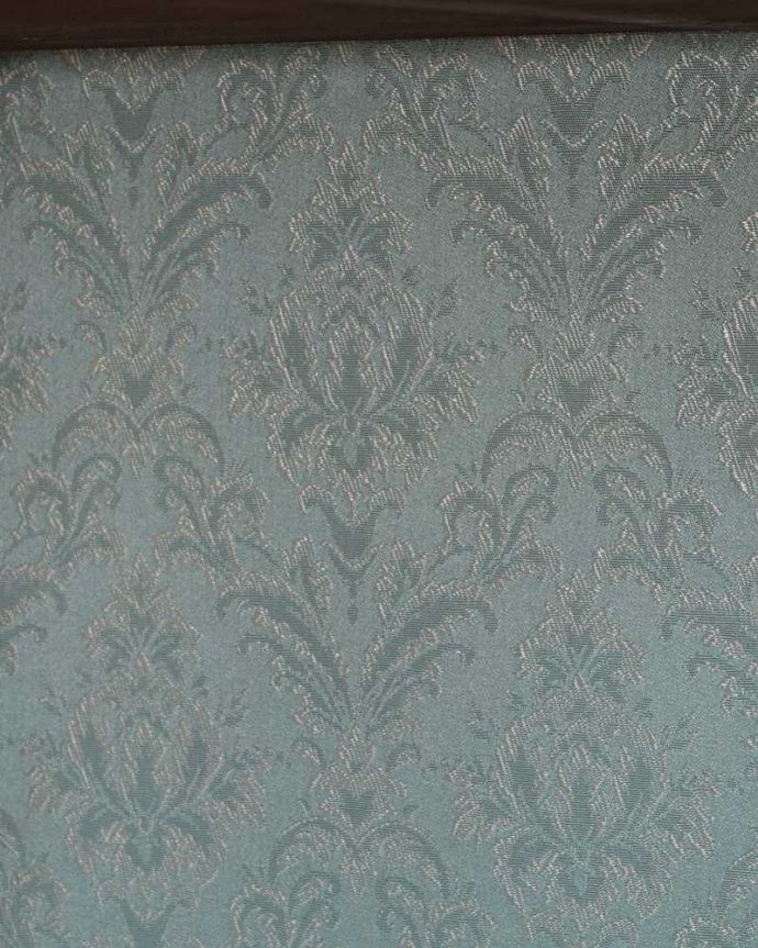 アンティークのキャビネット　アンティーク家具　華奢な脚が美しい英国アンティーク家具、クラシックなガラスキャビネット。新しく貼り替えましたキャビネットに似合う生地を選んで張り替えた背板。(k-2606-f)