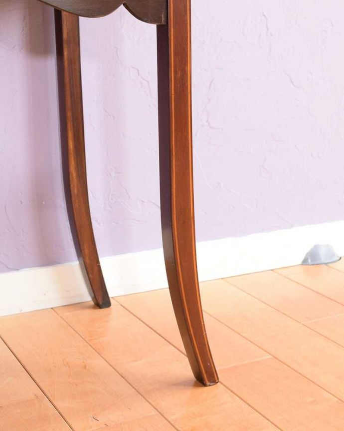 アンティークのキャビネット　アンティーク家具　華奢な脚が美しい英国アンティーク家具、クラシックなガラスキャビネット。女性１人でラクラク運べちゃうんですHandleのアンティークは、脚の裏にフェルトキーパーをお付けしています。(k-2606-f)