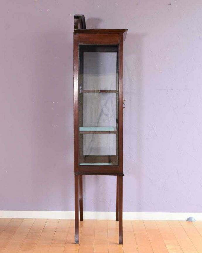 アンティークのキャビネット　アンティーク家具　華奢な脚が美しい英国アンティーク家具、クラシックなガラスキャビネット。横から見ても素敵なんですガラスキャビネットはどこから見ても美しい！いろんな角度から中を見て楽んで下さい。(k-2606-f)