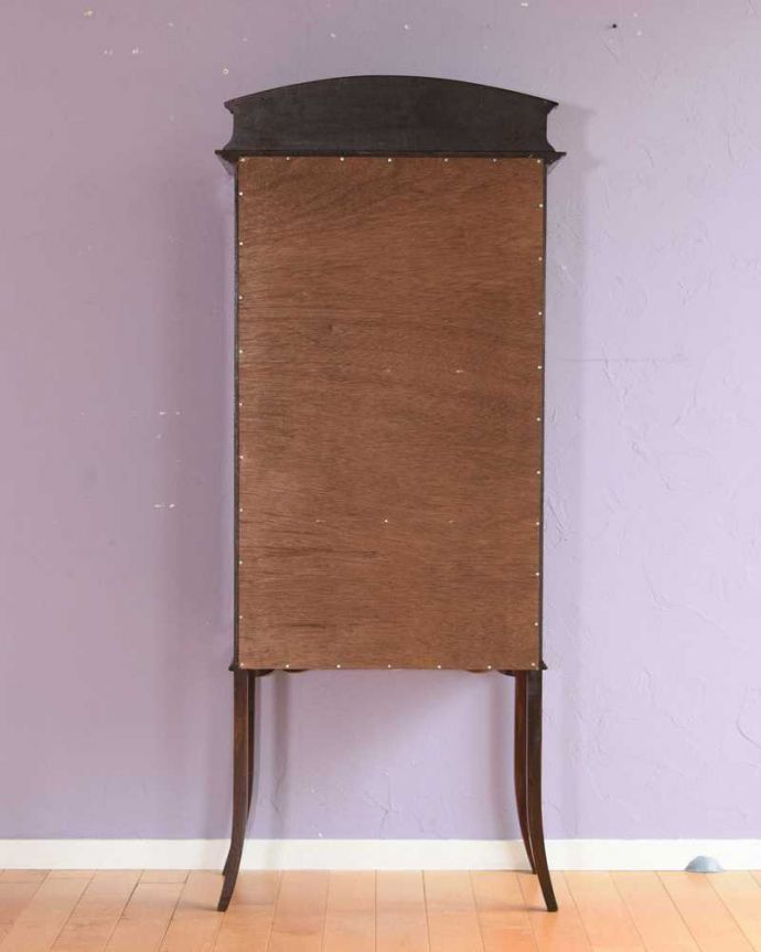 アンティークのキャビネット　アンティーク家具　華奢な脚が美しい英国アンティーク家具、クラシックなガラスキャビネット。キレイに修復しました！アンティークは新品ではないので、経年変化によるキズはありますが、専門の職人がキレイにお直しをしているので、後姿までキレイです。(k-2606-f)