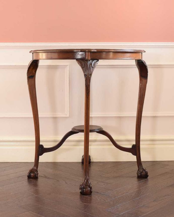 アンティークのテーブル　アンティーク家具　クロウ＆ボウルがかっこいいイギリスのアンティークオケージョナルテーブル。こちら側も、もちろんキレイです！アンティークは新品ではないので、もちろん経年変化によるキズはありますが、専門の職人がキレイにお直しをしているので、どの角度から見てもキレイです。(k-2608-f)