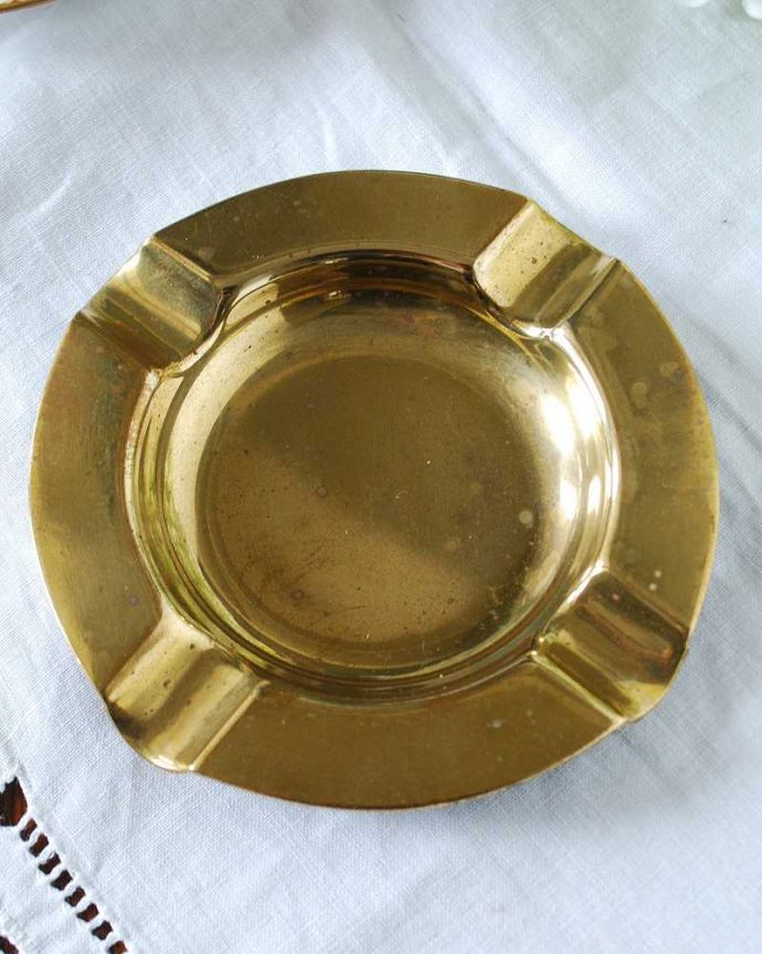 アンティーク 真鍮の雑貨　アンティーク雑貨　英国アンティーク雑貨、真鍮の輝きが美しい灰皿（アッシュトレイ）。上から見るとこんな感じですアンティークは新品ではなので多少のキズ・汚れがある場合がありますが、使用上問題はありませんので、ご了承下さい。(k-2608-z)