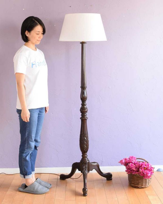 アカンサス　照明・ライティング　トライポットの脚が決め手！装飾も豪華なアンティークフロアランプ（Ｂ22シャンデリア球付）。。(k-2609-f)
