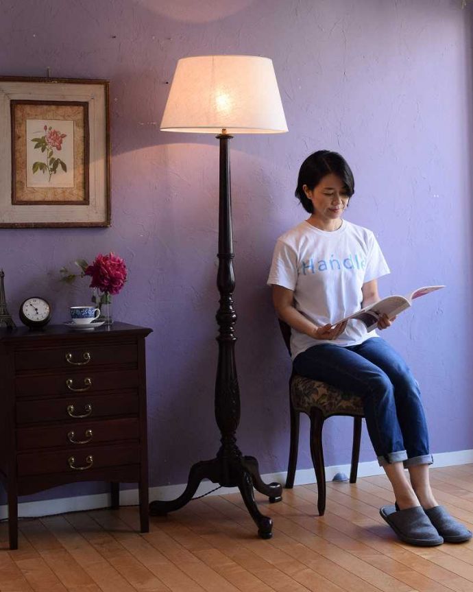 アカンサス　照明・ライティング　トライポットの脚が決め手！装飾も豪華なアンティークフロアランプ（Ｂ22シャンデリア球付）。。(k-2609-f)