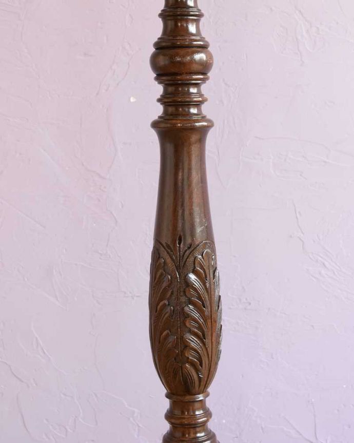 アカンサス　照明・ライティング　トライポットの脚が決め手！装飾も豪華なアンティークフロアランプ（Ｂ22シャンデリア球付）。。(k-2609-f)