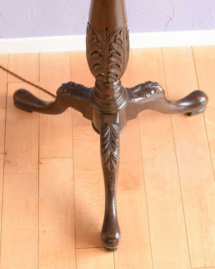 アカンサス　照明・ライティング　トライポットの脚が決め手！装飾も豪華なアンティークフロアランプ（Ｂ22シャンデリア球付）。。(k-2609-f)