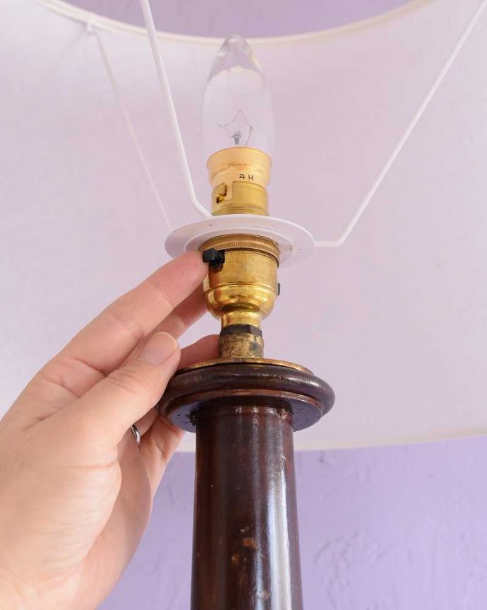 アカンサス　照明・ライティング　トライポットの脚が決め手！装飾も豪華なアンティークフロアランプ（Ｂ22シャンデリア球付）。。(k-2609-f)