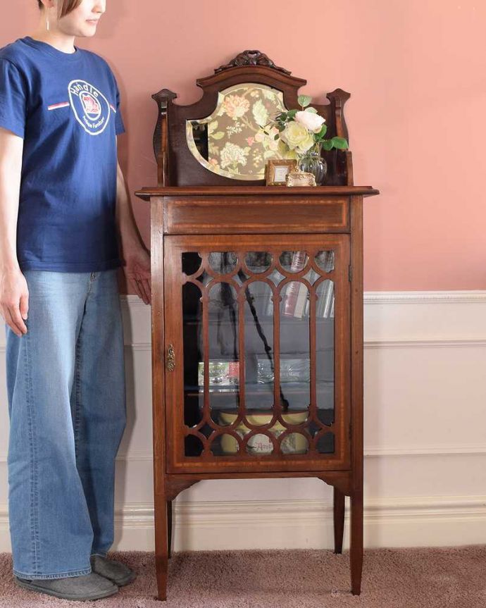 アンティークのキャビネット　アンティーク家具　象嵌が装飾された豪華なアンティーク家具、イギリスで見つけたミュージックキャビネット 。贅沢な時間が過ごせる最上級の美しさ楽譜を美しく収納するためだけに作られたコンパクトなサイズのミュージックキャビネットは、造りも贅沢です。(k-2610-f)