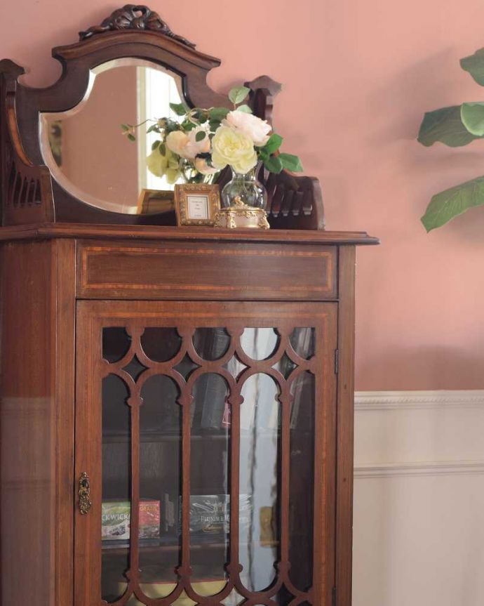 アンティークのキャビネット　アンティーク家具　象嵌が装飾された豪華なアンティーク家具、イギリスで見つけたミュージックキャビネット 。扉に描かれた模様の美しさガラスの扉に描かれた美しい木の模様。(k-2610-f)