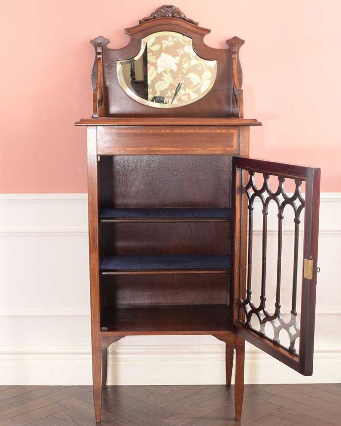 アンティークのキャビネット　アンティーク家具　象嵌が装飾された豪華なアンティーク家具、イギリスで見つけたミュージックキャビネット 。扉を開けてみると･･･贅沢な造りの家具に合わせて、しっかり修復しました。(k-2610-f)