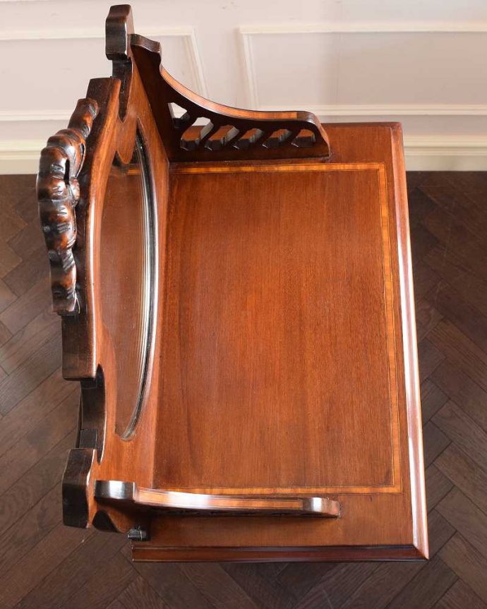 アンティークのキャビネット　アンティーク家具　象嵌が装飾された豪華なアンティーク家具、イギリスで見つけたミュージックキャビネット 。家具を上から見てみましょう目線に入る天板の上もしっかりと修復しました。(k-2610-f)