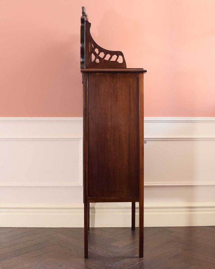 アンティークのキャビネット　アンティーク家具　象嵌が装飾された豪華なアンティーク家具、イギリスで見つけたミュージックキャビネット 。もちろん横顔も美しいしっかりお直ししたので、どこから見ても美しい自信があります。(k-2610-f)