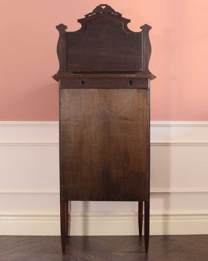 アンティークのキャビネット　アンティーク家具　象嵌が装飾された豪華なアンティーク家具、イギリスで見つけたミュージックキャビネット 。後ろ姿にも気を使っていますアンティークは新品ではないので、経年変化によるキズはありますが、専門の職人がしっかり修復したので後ろ姿も美しいんです。(k-2610-f)