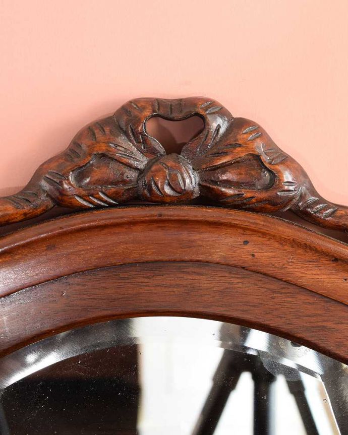 アンティークのキャビネット　アンティーク家具　象嵌が装飾された豪華なアンティーク家具、イギリスで見つけたミュージックキャビネット 。至る所に繊細な彫いろんな彫のデザインがありますが、個人的に美しいと思える女性らしく優雅なデザインを選んできました。(k-2610-f)