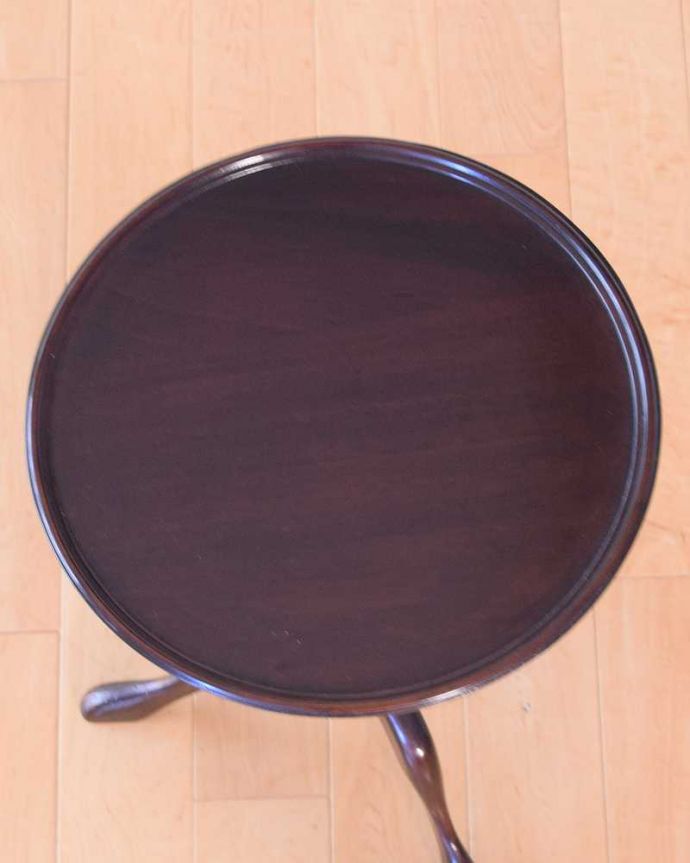 アンティークのテーブル アンティーク家具 英国アンティーク家具、コンパクトなオケージョナルテーブル(ティーテーブル)。天板を上から見ると・・・天板はこんな感じで、ちょっとしたものを乗せて使うのに便利なサイズです。(k-2611-f)