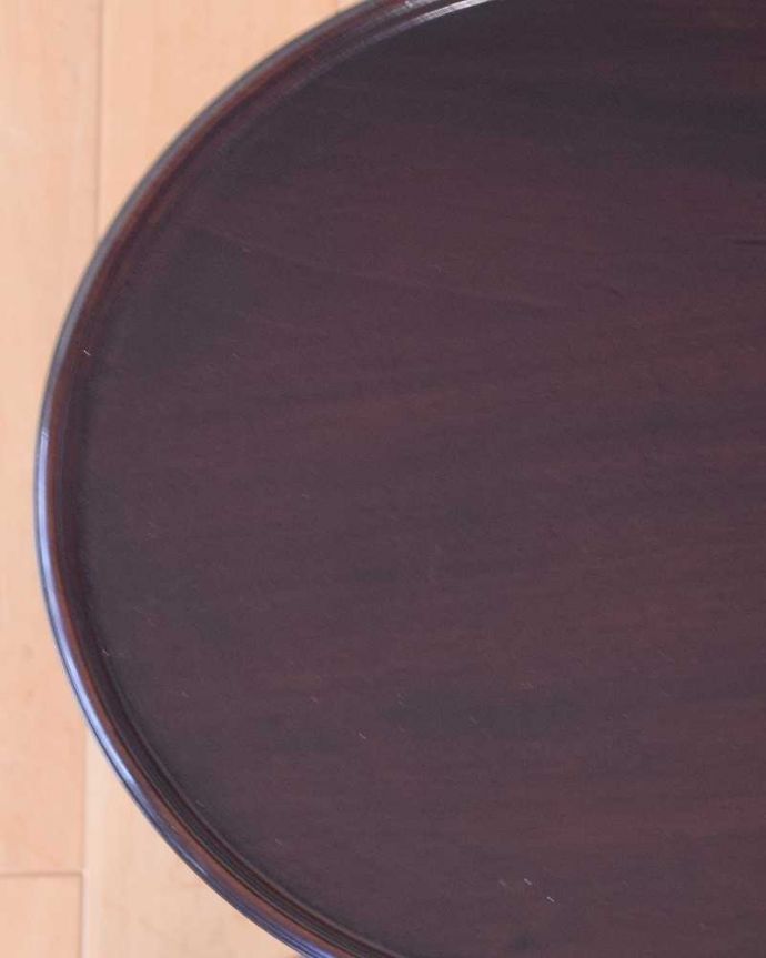 アンティークのテーブル アンティーク家具 英国アンティーク家具、コンパクトなオケージョナルテーブル(ティーテーブル)。近づいて見てみると・・・天板の周りもアンティークらしく美しいデザイン。(k-2611-f)