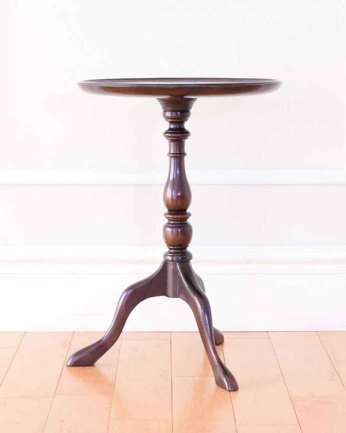 アンティークのテーブル アンティーク家具 英国アンティーク家具、コンパクトなオケージョナルテーブル(ティーテーブル)。横から見ても優雅英国アンティークらしく横顔だって美しいんです。(k-2611-f)