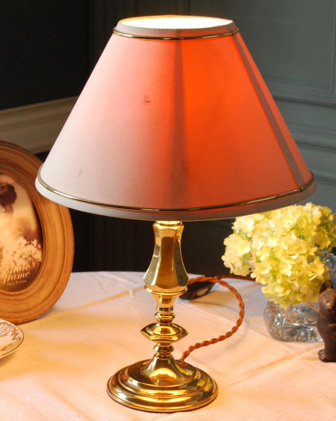 スタンドライト　照明・ライティング　イギリスから届いた真鍮製のアンティークテーブルランプ(１灯)。。(k-2611-z)